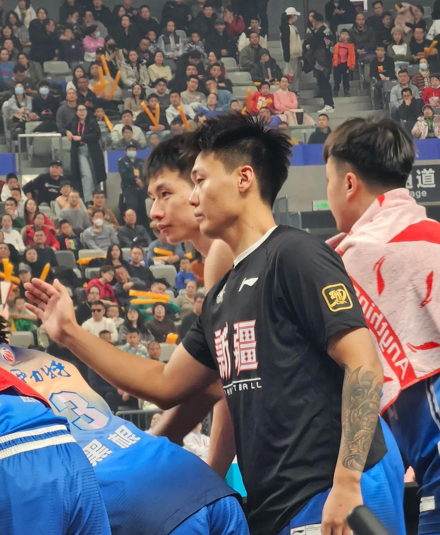 场上对决惊心动魄,球员斗志昂扬拼尽全力的简单介绍 场上对决惊心动魄,球员斗志昂扬拼尽全力的简单介绍