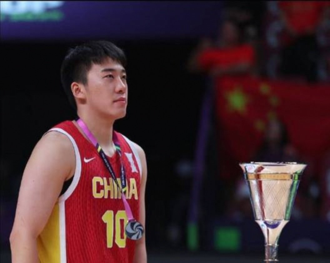 亚洲篮球联赛前锋展现出色进攻能力