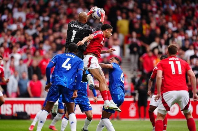 切尔西客场踢平对手，保持不败纪录