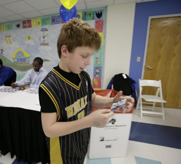 球迷疯狂收集球员签名照片建立篮球博物馆的简单介绍