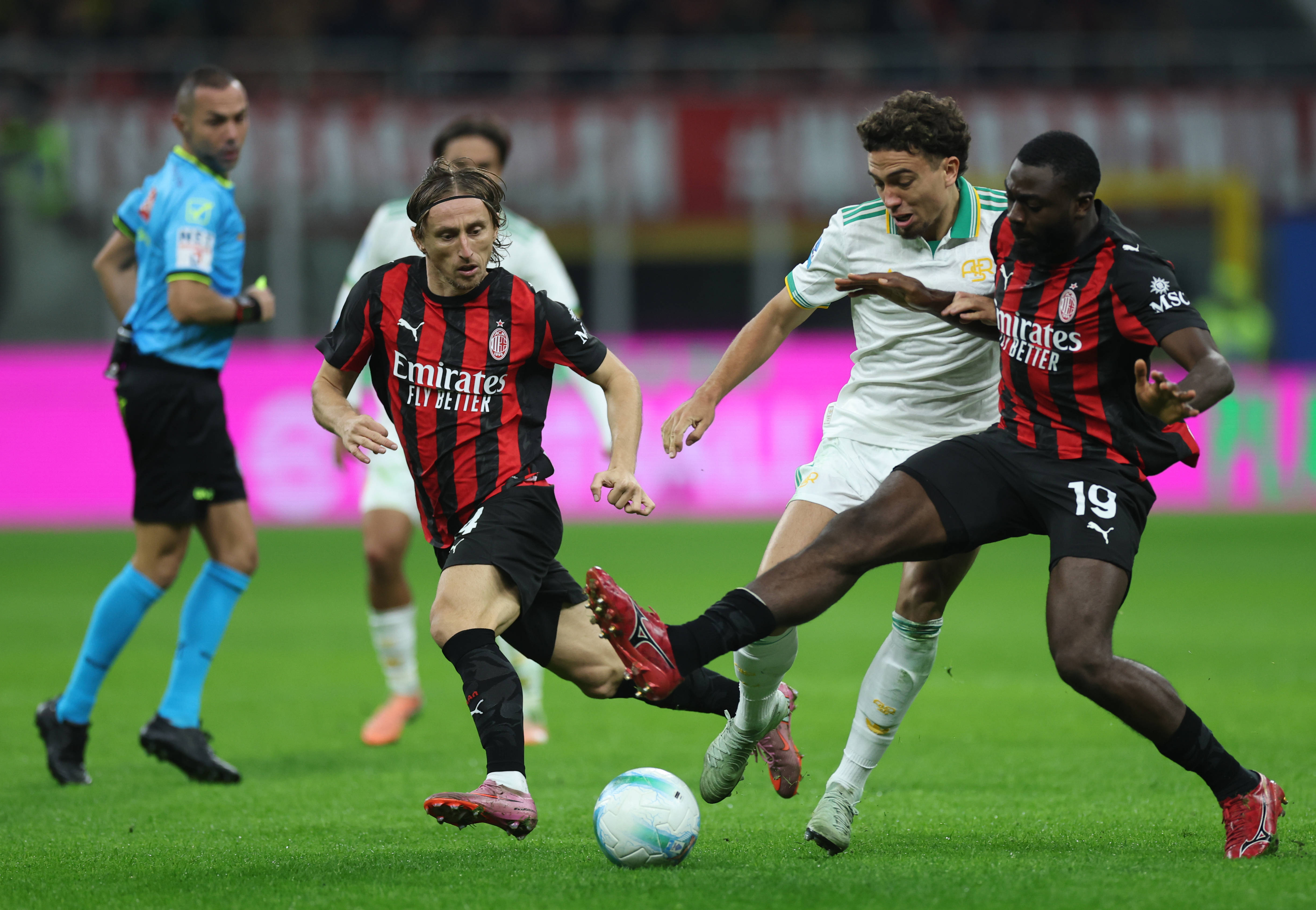 包含帕尔马主场不敌对手，保级前景堪忧的词条