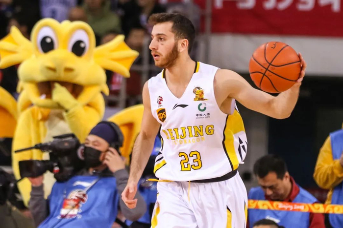 关于黎巴嫩队主帅乔治已确认将留队，与年轻队员共同成长的信息