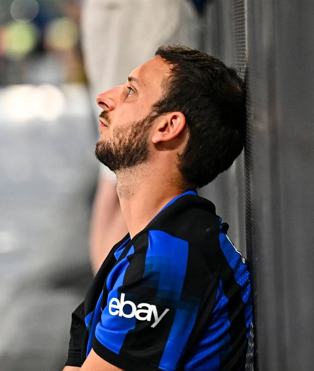 包含AC米兰连续三场比赛失利，主帅面临批评的词条