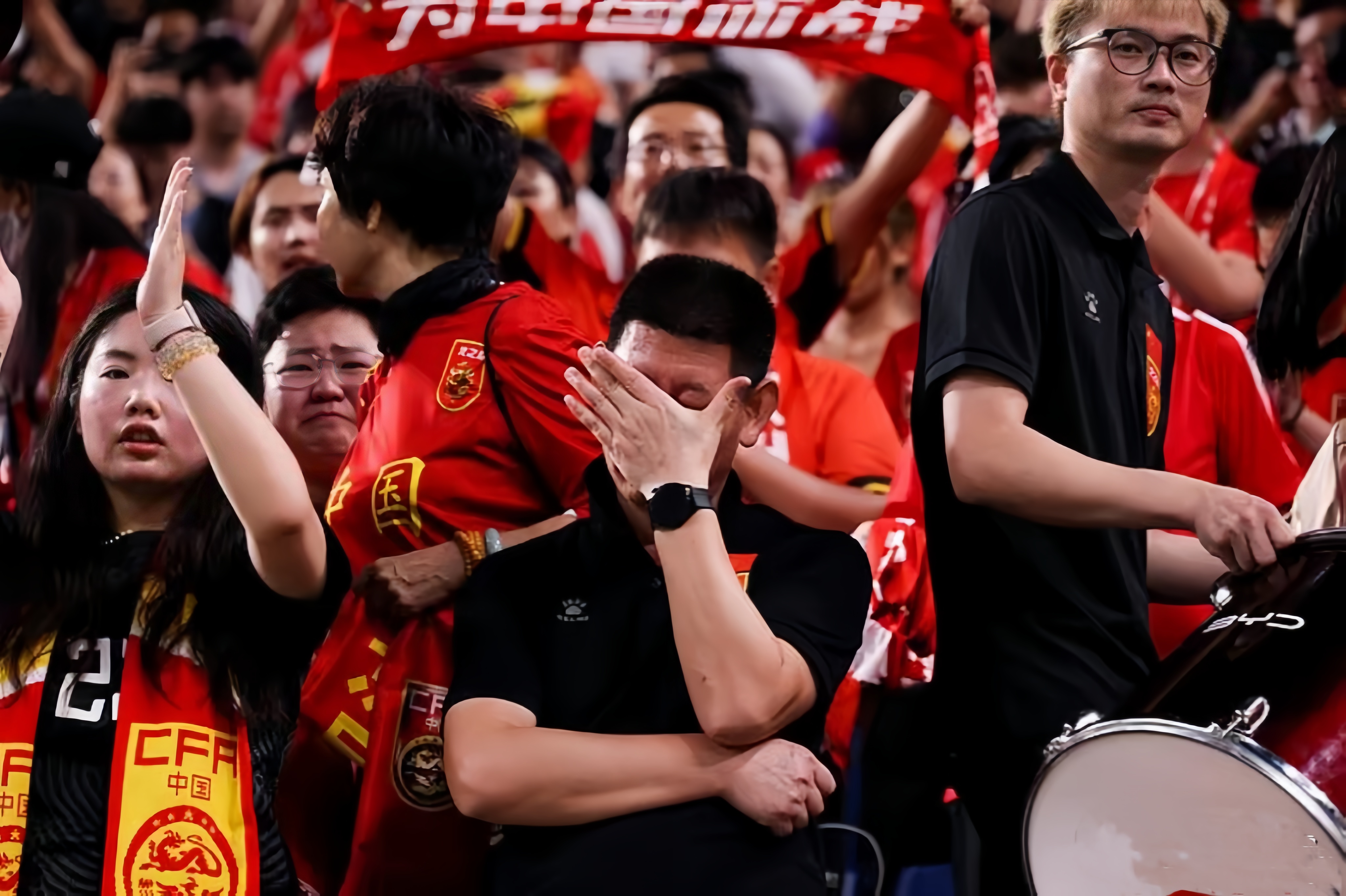 足球场上精彩纷呈，场外球迷掌声不断的简单介绍