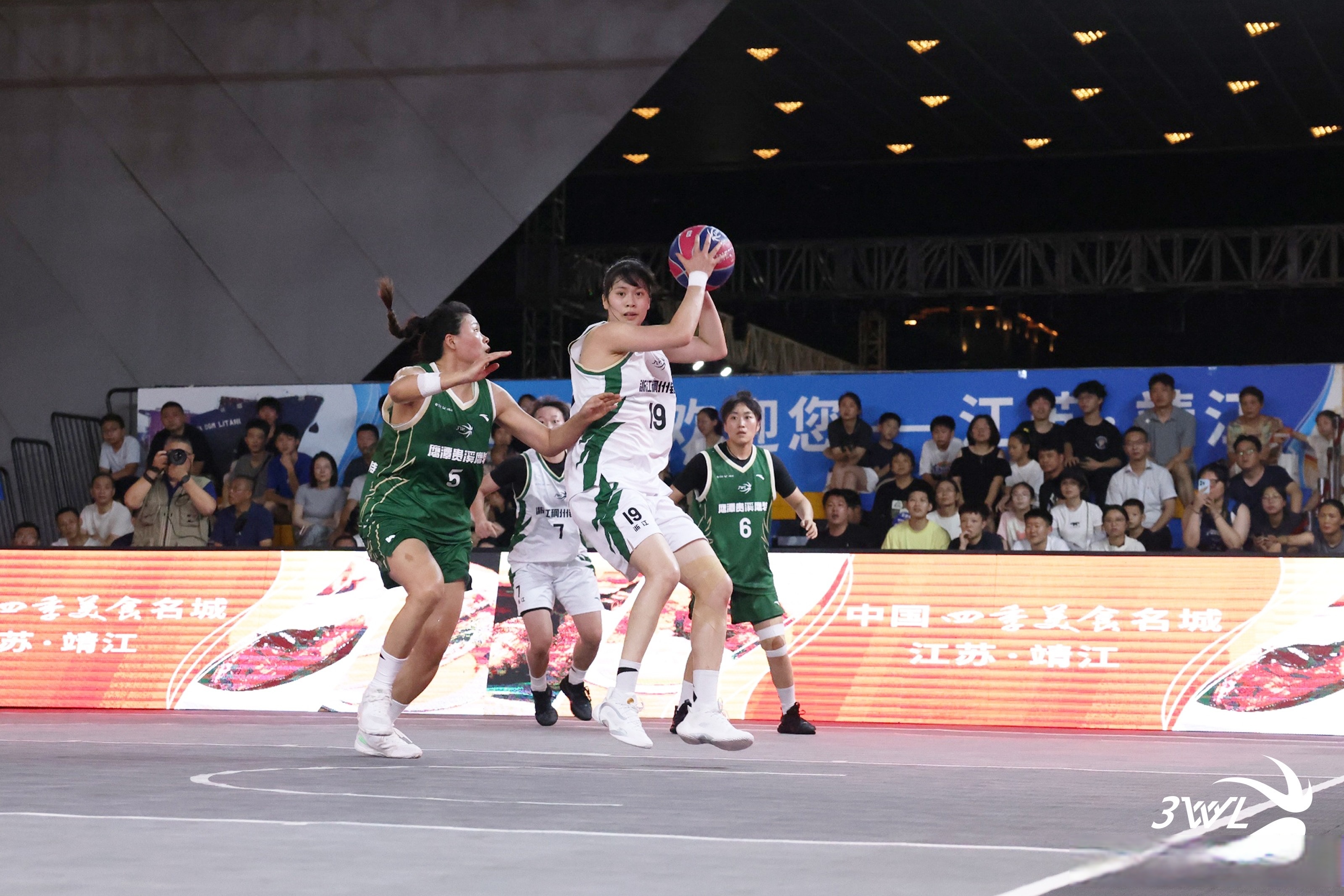 强队争霸，篮球场上风起云涌